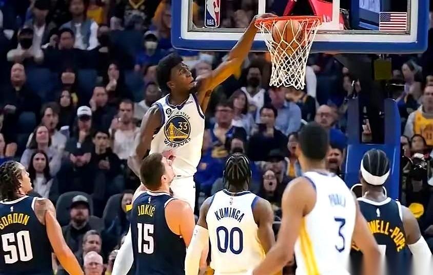 传了半天，那个曾经的NBA榜眼秀，勇士队的怀斯曼，真来了。不是模型，不是P图，