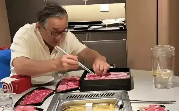 71岁成龙加拿大吃海底捞，老花镜下的平凡温情酸了多少人近日，71岁的成龙在加