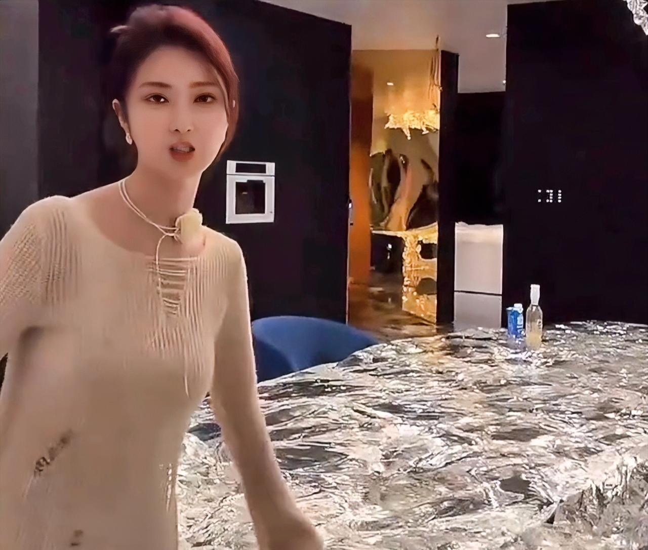 终于禁言了！大蓝老婆千万粉丝网红大蓝的妻子在视频中不断炫富，家中一年费超40万