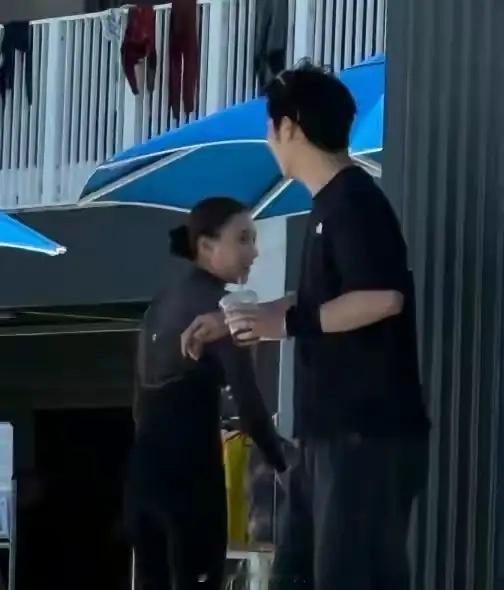 何超莲晒自家澳洲酒店，不设防带窦骁开董事会，在老公面前像小孩！