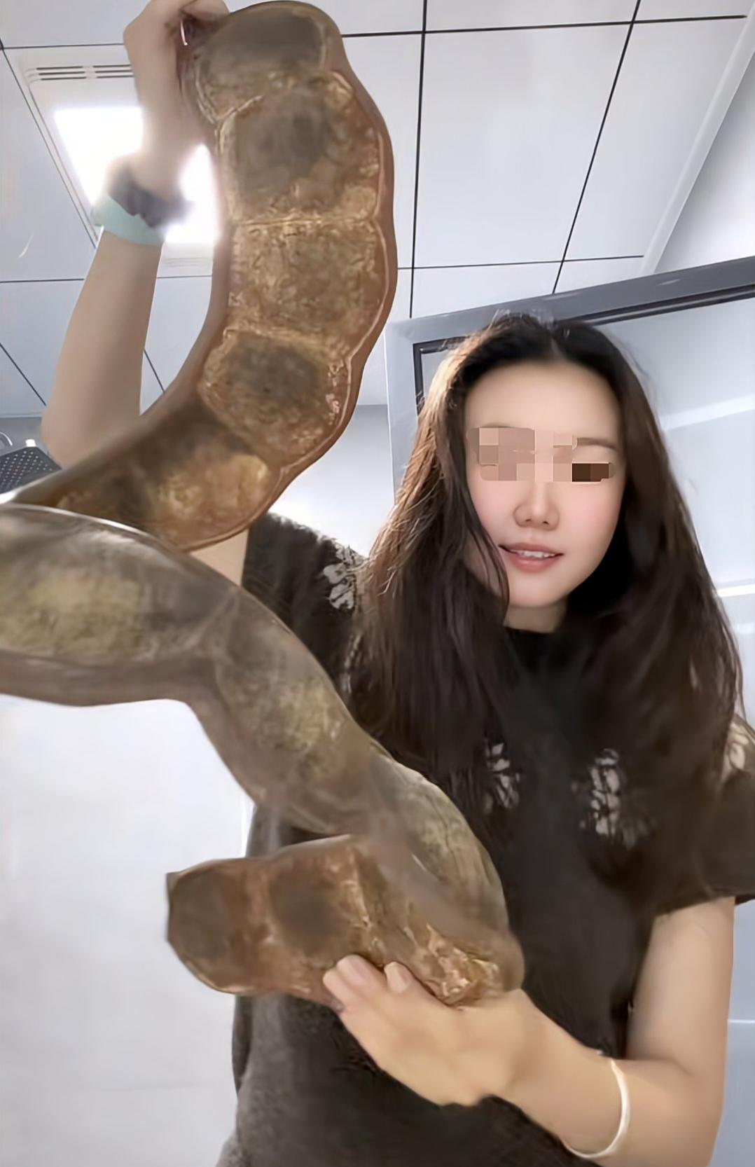 为何一名女子会带着长达1米的豆荚坐飞机回东北，引发众人关注？近日，一名来自辽宁