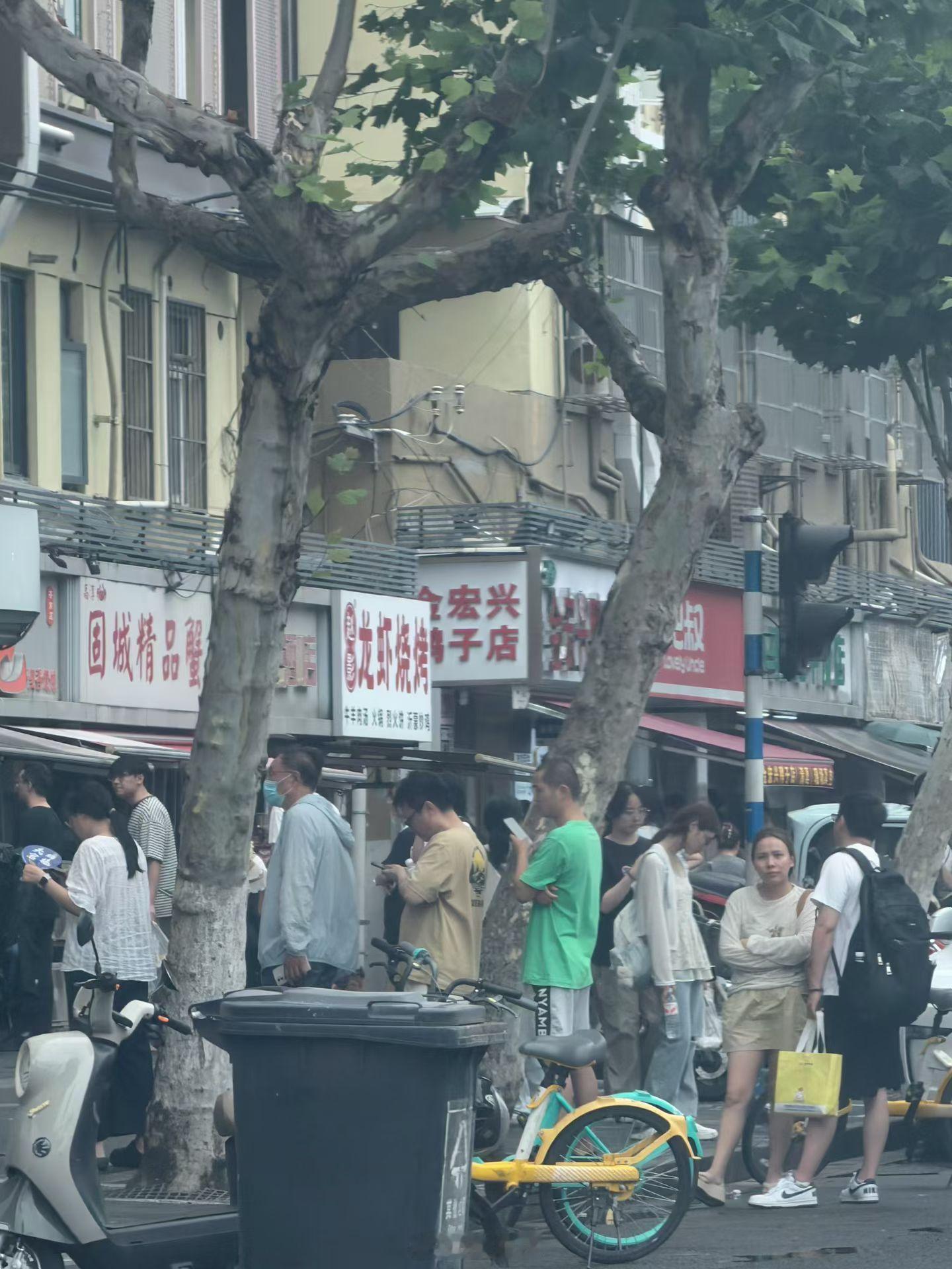 茶南的美食一条街上全是人