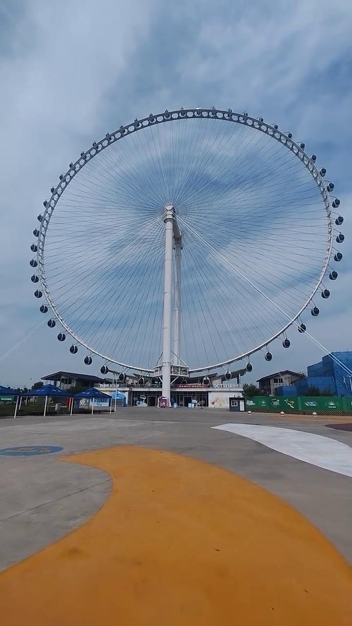 西安欢乐谷134.1米摩天轮。这美景难得一见，朋友们，这个地方就是位于西咸新区