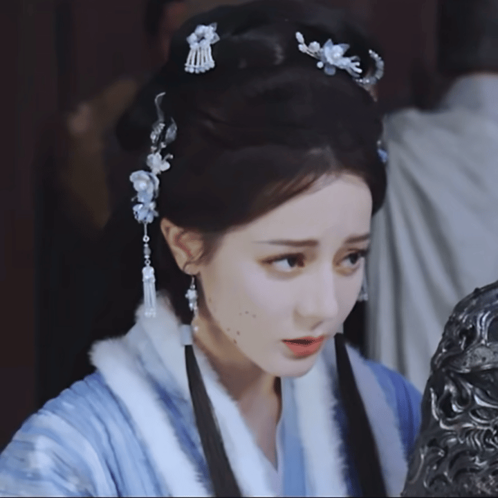 网友问，迪丽热巴要是像陈都灵这样有灵气的演戏就好了