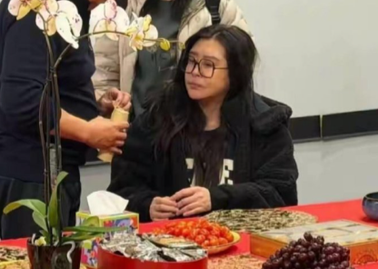 59岁王祖贤近照已经面瘫了，一只眼睛睁不开，她有严重的容貌焦虑，人越是在乎什么就