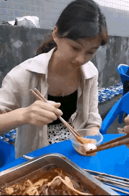 在自家经营的小店里，姐夫热情地夹起一块鲜嫩的肉，轻柔地放进小姨子碗中。老婆眼尖，