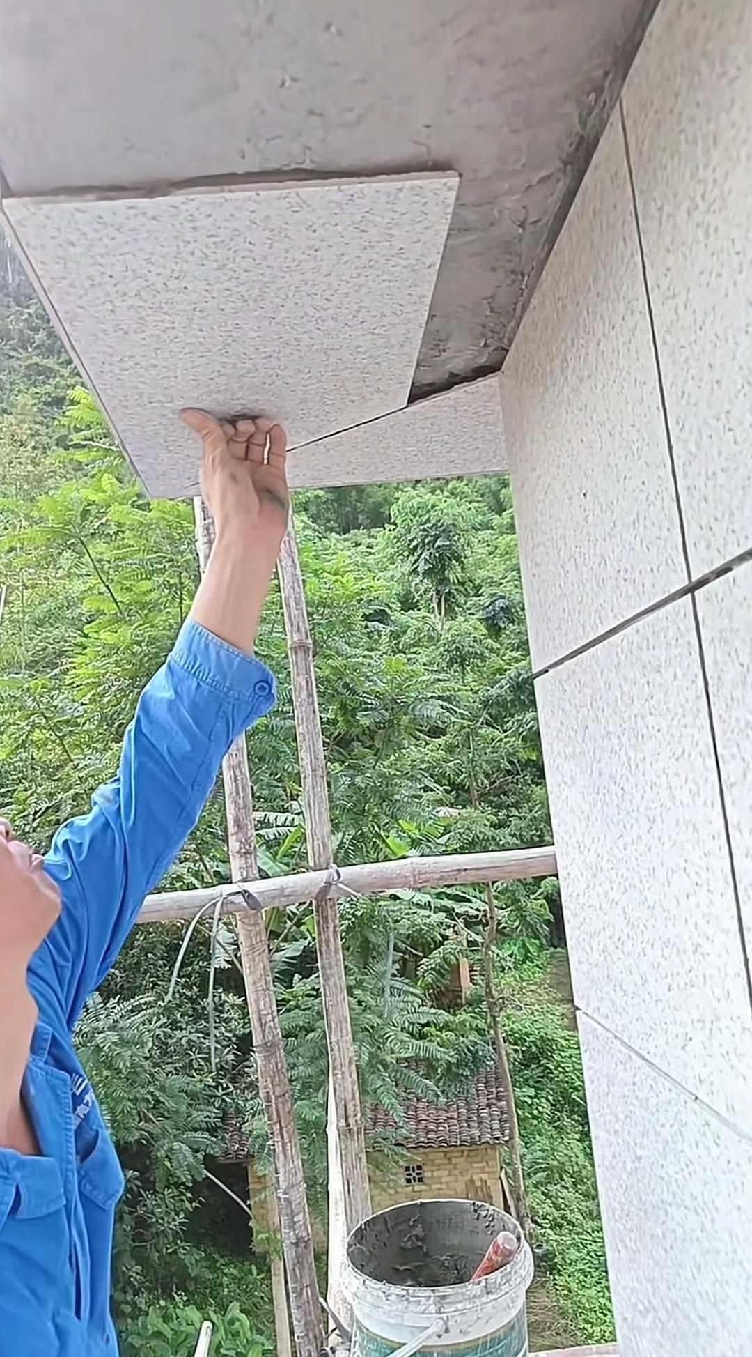 飘檐下倒贴仿石砖，师傅为何萌生退意？房东出于美观考量，要求师傅在外墙飘檐底面也