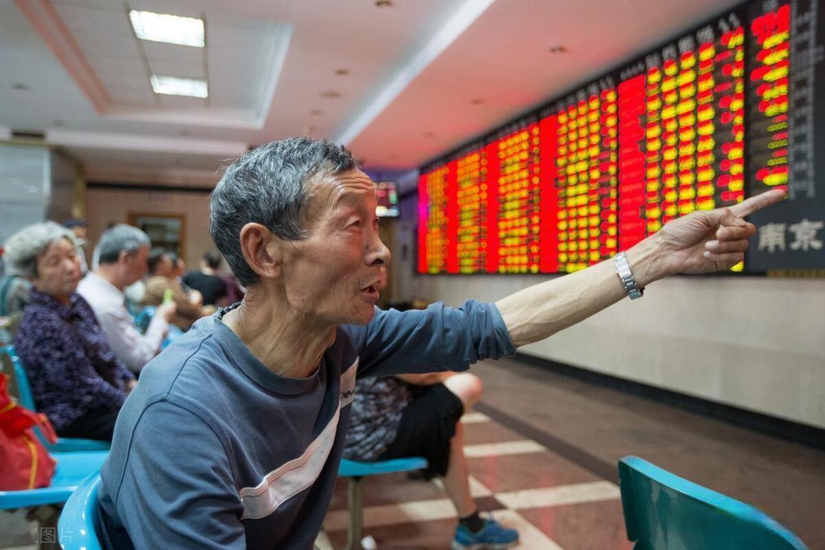 江西有一位股民在9.4元轻仓万马股份，拿了3.8万股，后来攀到10.1元边上分批
