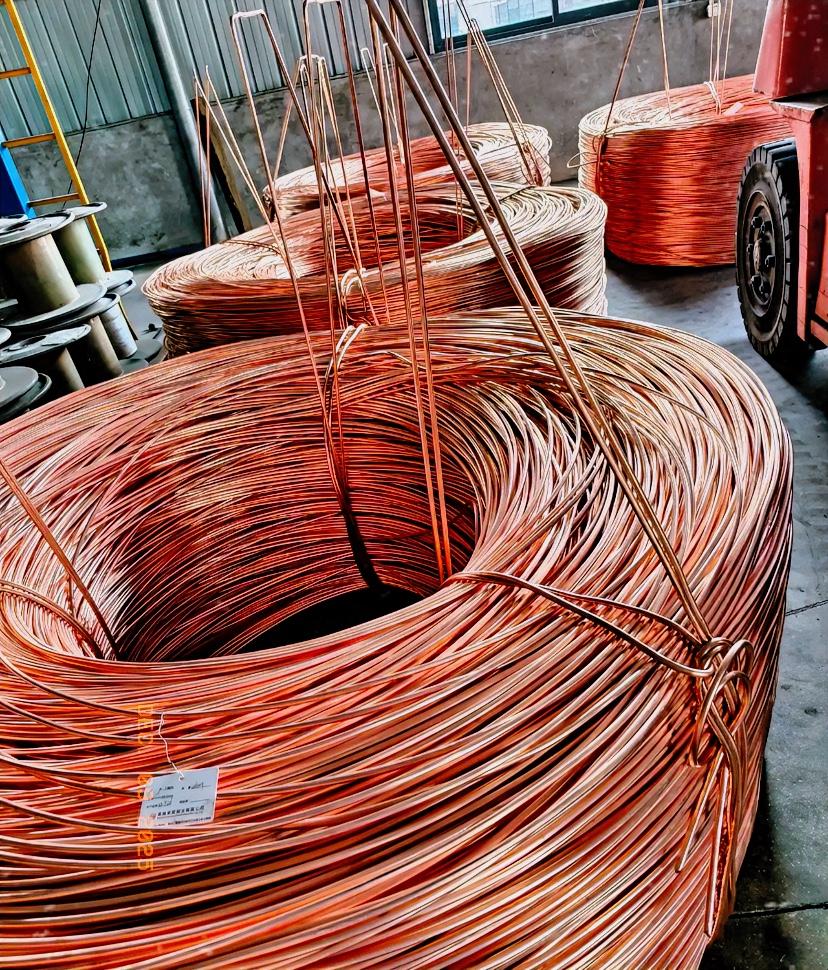 铜价涨到九万多一吨，今天厂里买了十几吨铜，老板说是为了完成以前的合同订单，由于铜