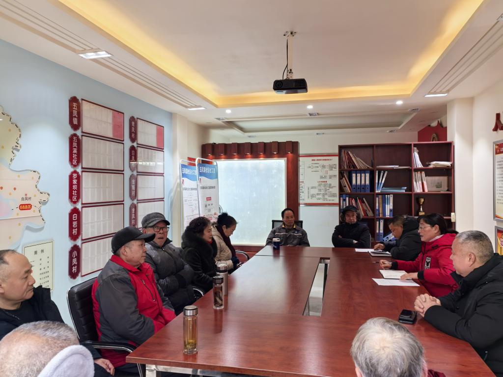 山东一小区被物业抛弃后，1300户居民一气之下决定自己当家。他们实行每户一天一块