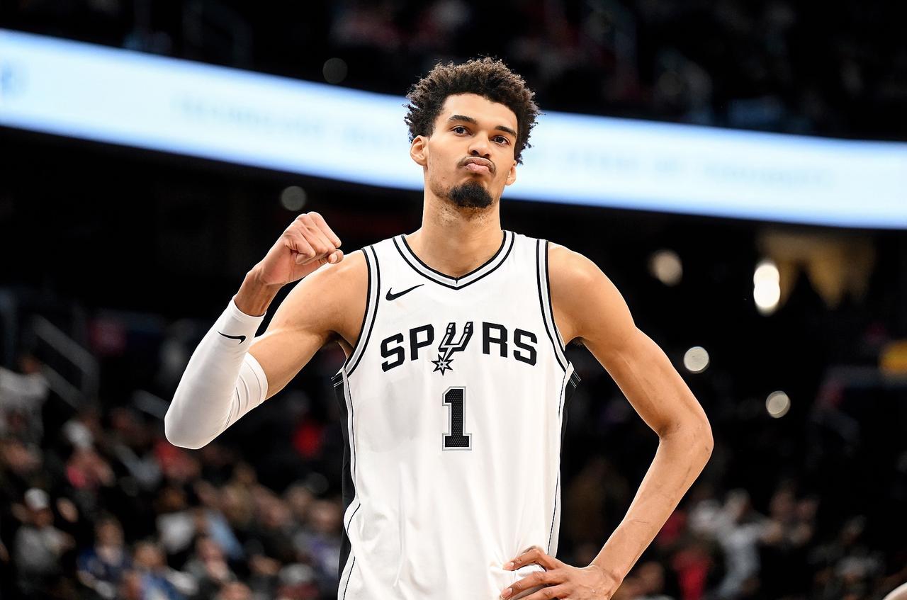 福克斯：班子，球队这开季4胜0负就平马刺队队史纪录啦？？？文班亚马：马刺队史开