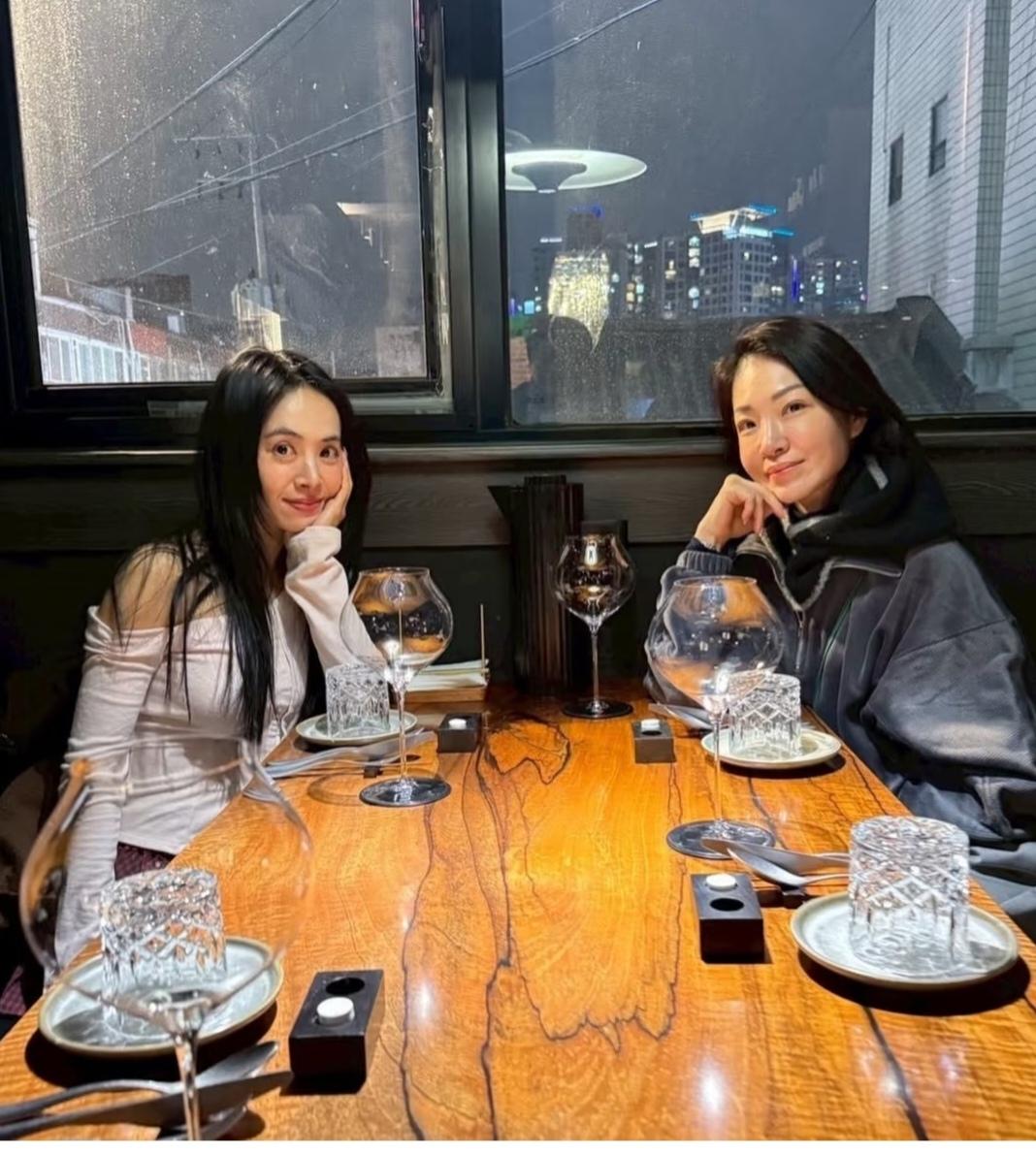 这是蔡依林姐姐吗？两个人长的好像。