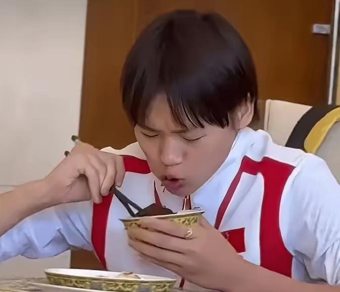 咱就说，全红婵这贪吃的劲，一定是随了妈妈……可是，她跟妈妈没法比呀，妈妈就是一