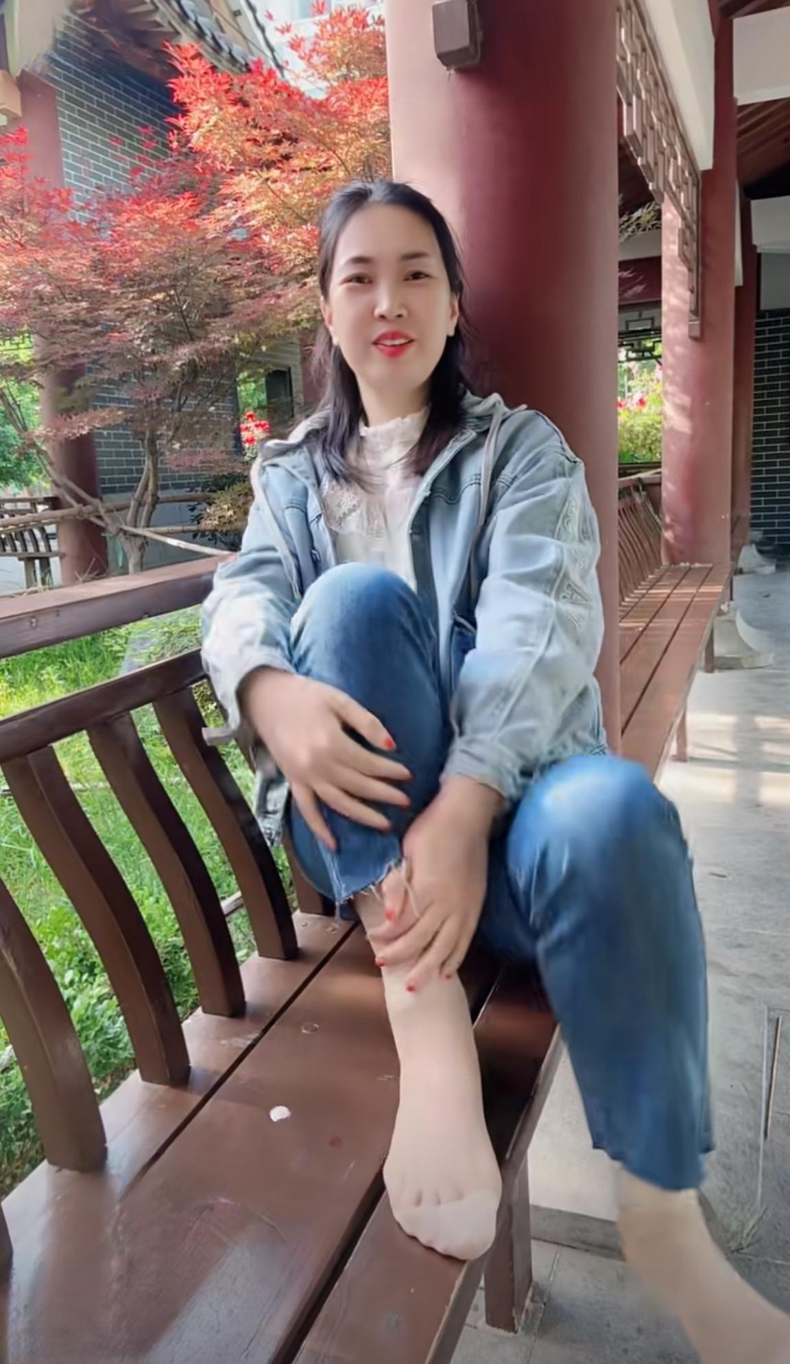 牛仔裤配丝袜！
