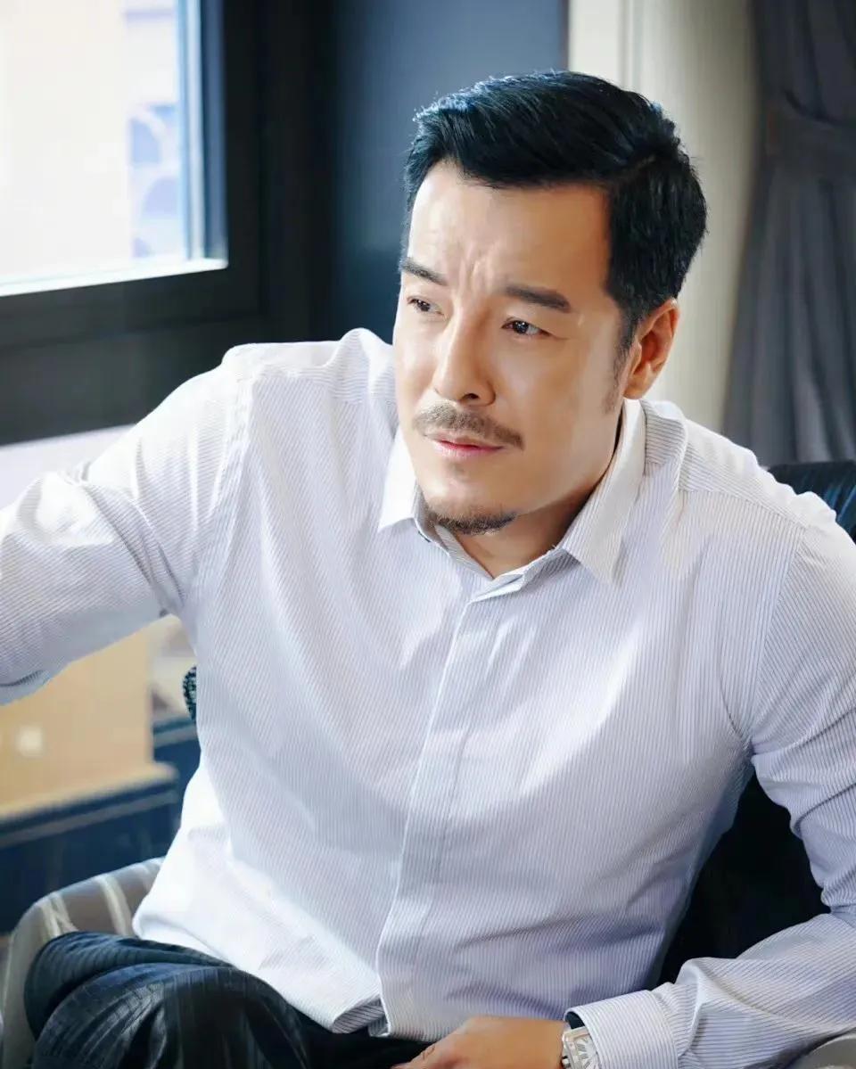 父亲是央视领导，他却偏不当关系户，娶二婚妻子，46岁才走红他出身电影世家却拒绝