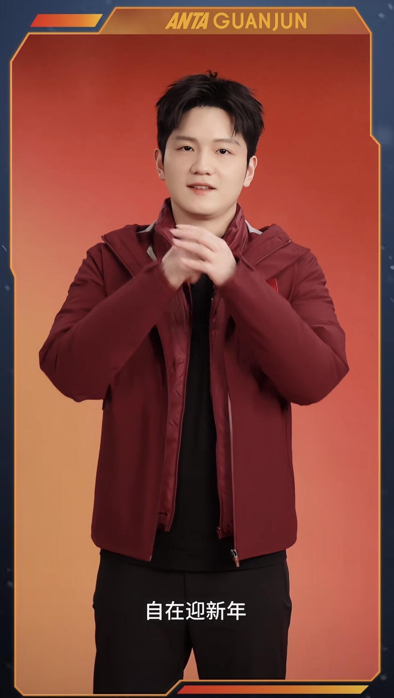 樊振东新夹克，这服装真的就是经验，新年穿新衣，五官立体饱满，三庭五眼非常标准的男