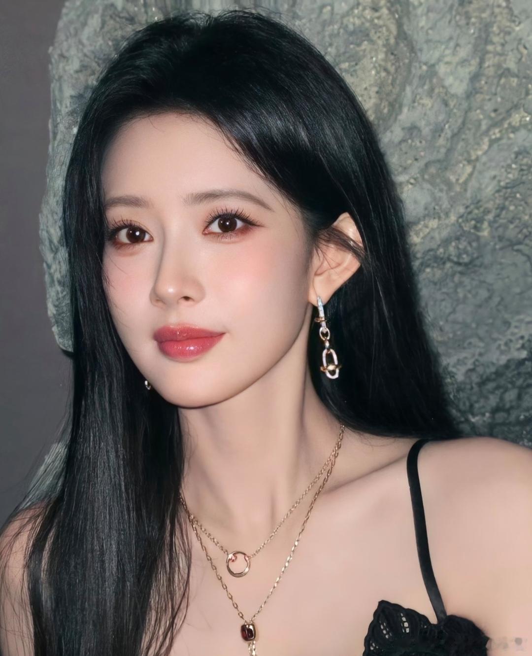 1.孟子义清楚不少观众吐槽她饰演的角色、妆造风格过于雷同，但她无意改变戏路。这