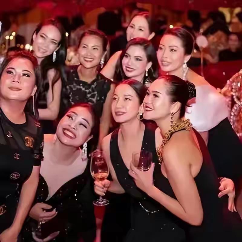 洪森大女儿在一群美女之间，颜值好普。平日里她看起来也是美女一枚了，真是人外有人，