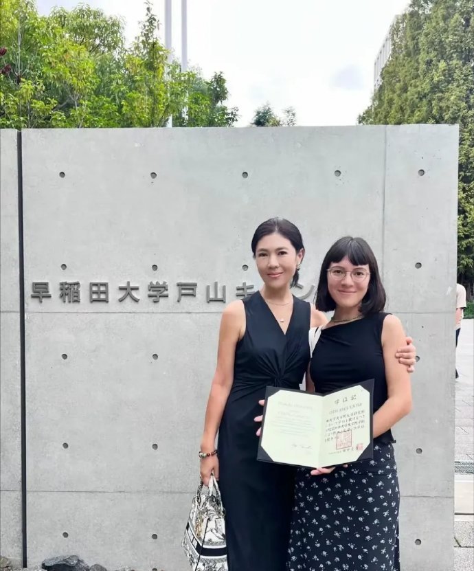 苏芒的混血女儿两人站在一起不像母女，倒像姐妹​​​