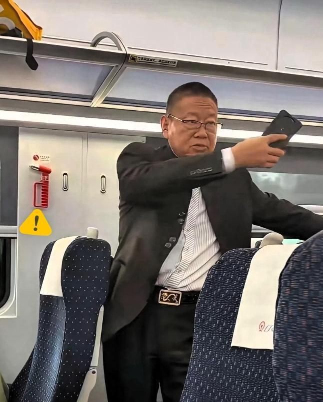 高铁上，那不到半岁的小婴儿哭得停不下来，宝妈怕吵到其他乘客，就抱着孩子去了车厢连