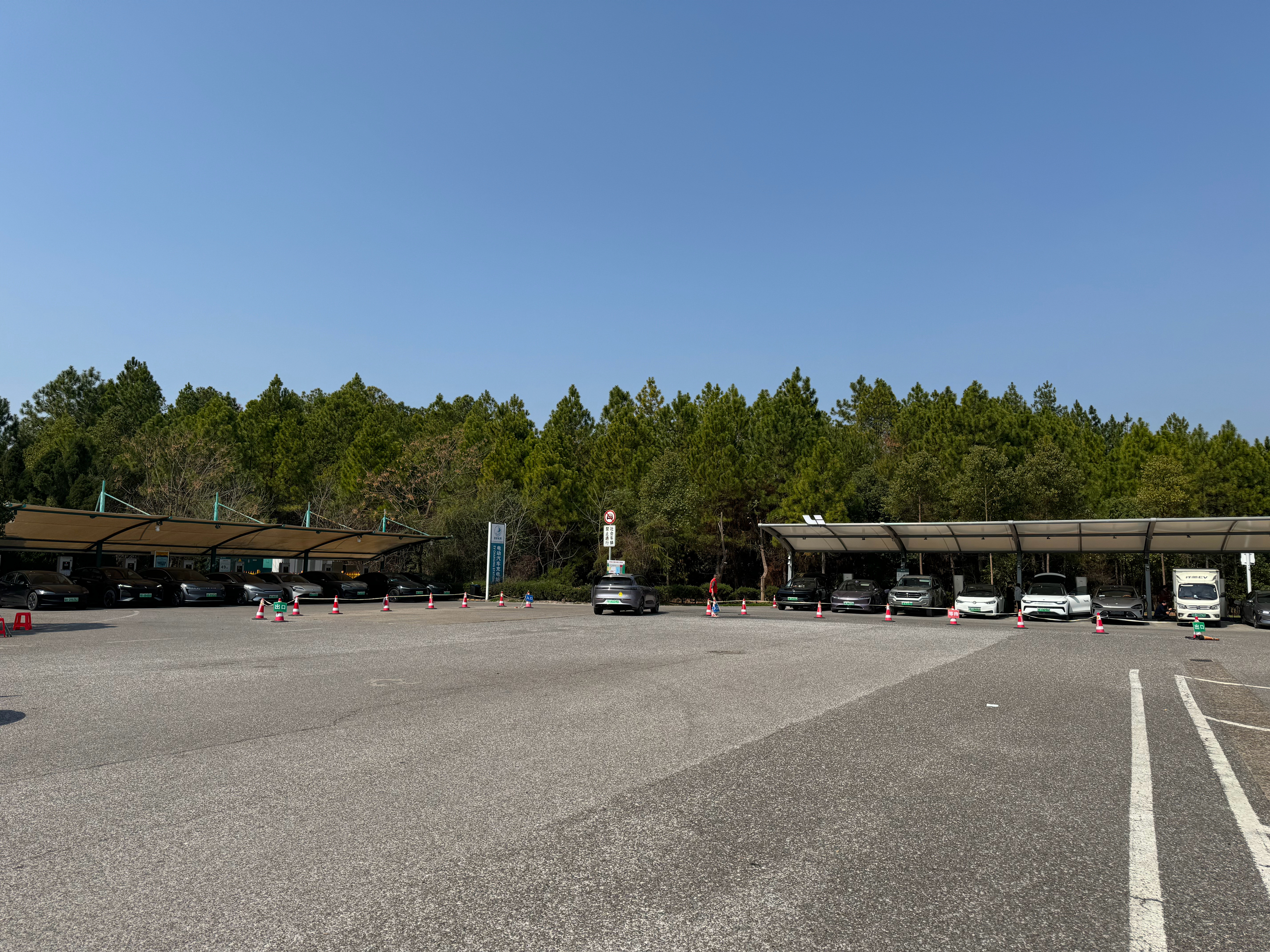理想汽车在高速服务区充电站建设太值得点赞了。经过江西余江服务区，左手边是国家电网