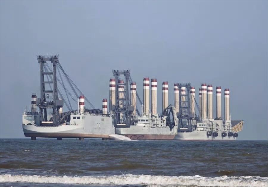 第二套中国超大登陆驳船，被老外发现了。老外说，它是在深圳被发现的。正在南海进行