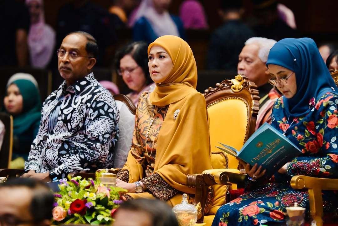 马来西亚王室🇲🇾10月16日，马来西亚王后扎丽思·索菲亚、霹雳州王后扎拉、