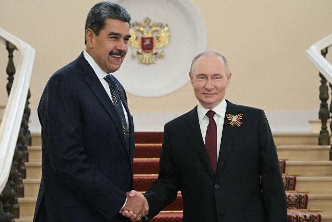 最近加勒比海的瓜也太刺激了，美国对着委内瑞拉连环出狠招，又是闯领空又是抢油轮，没