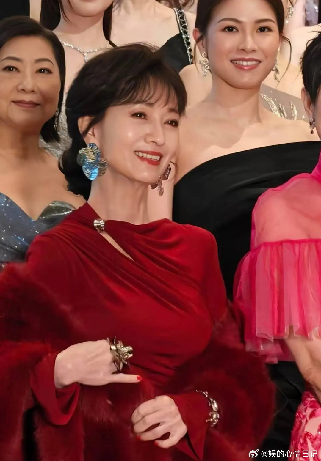 香港的艺人真的完全不在意C位看到隔壁贴很多人说章子怡在活动上甩脸子是正常的，因为