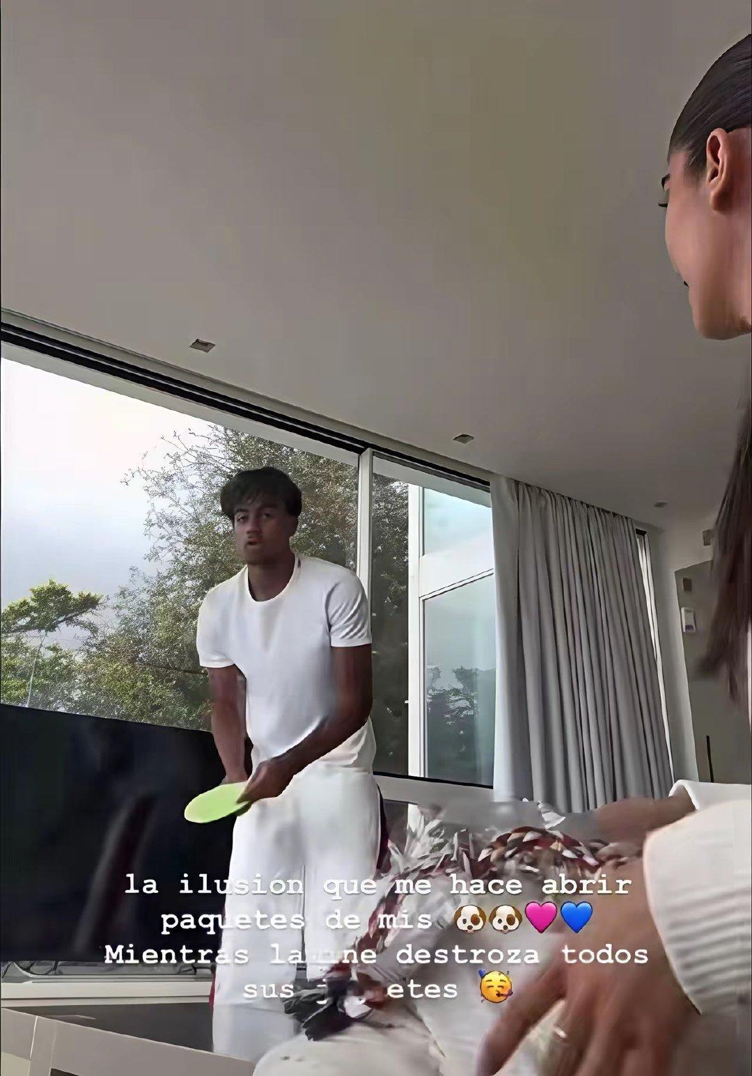 亚马尔和女友开箱狗狗玩具，结果他自己看到球就上头，只顾着颠球，玩嗨了直接扑倒女友，训“狗”计划彻底翻