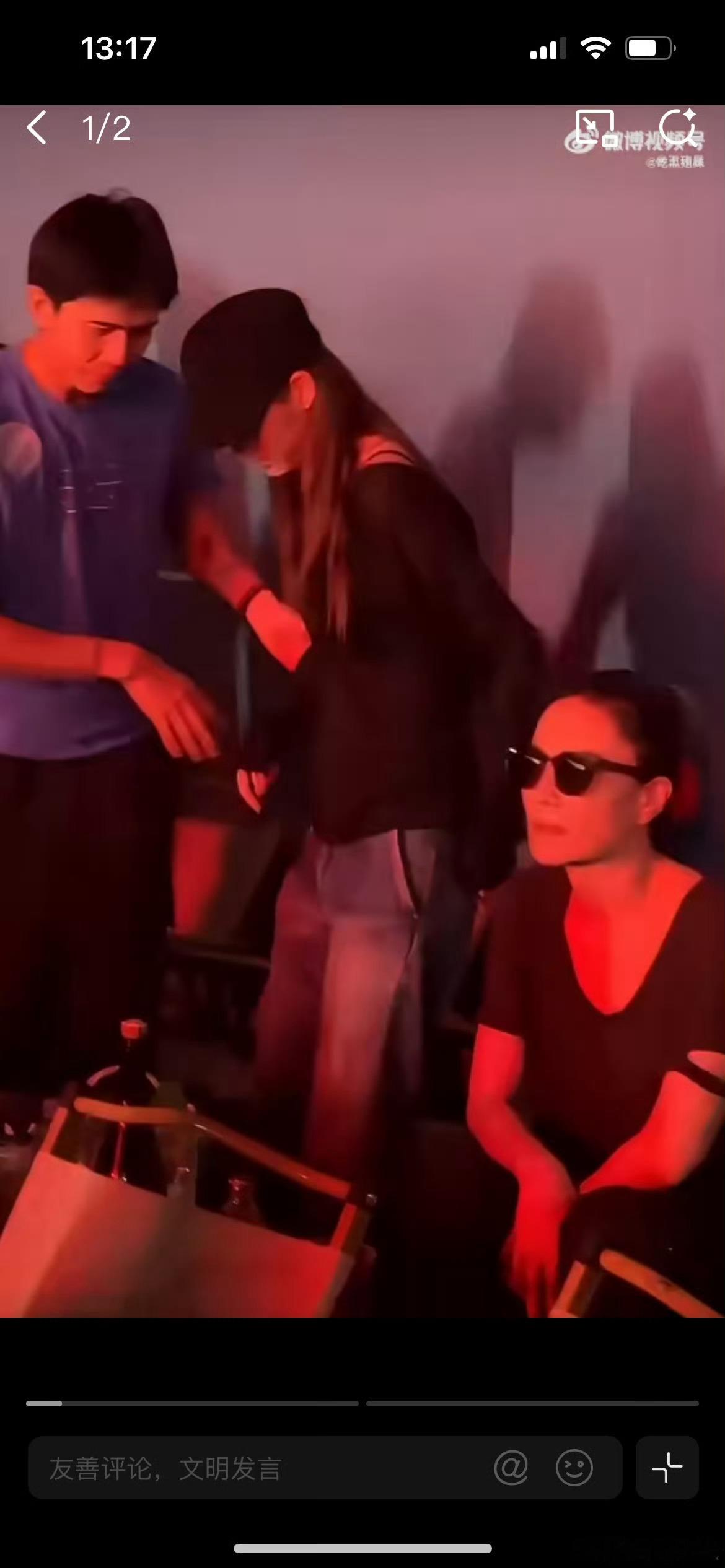 Ryan对欧阳娜娜也是搂搂抱抱Omg你真是吓到我了，啥意思，惯犯是吗，不搂搂抱抱