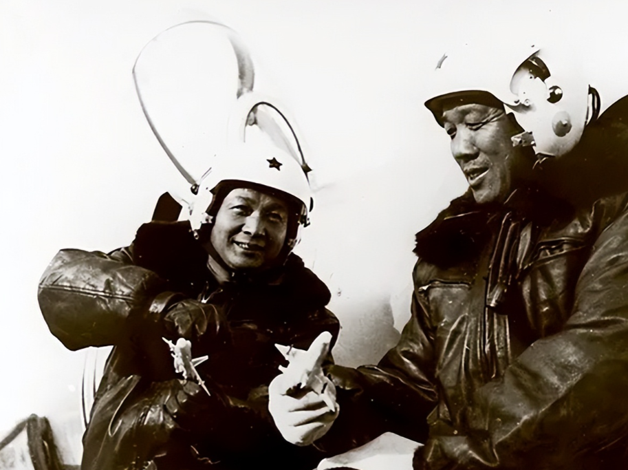 1949年，国军飞行员张雨农等人正准备驾机起义。谁知停机坪上竟然有数十位地勤人员