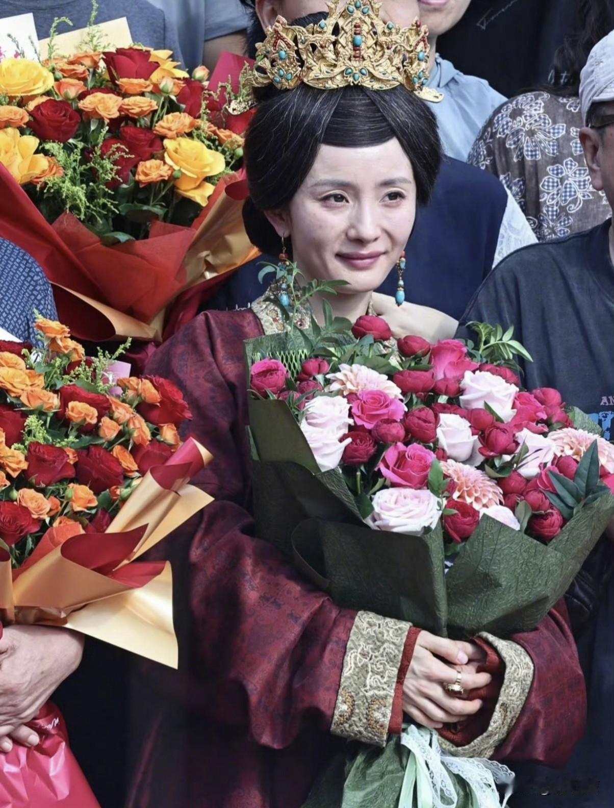 杨幂的《江山大同》杀青了，继《生万物》后又一次迎来了老年妆。值得一提的是，杨幂