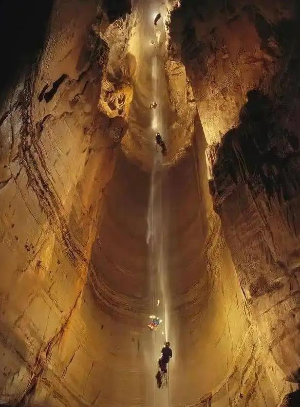 2018年，俄罗斯一支科考队，为了搞清维洛夫金娜洞穴到底有多深，再度前往地下22