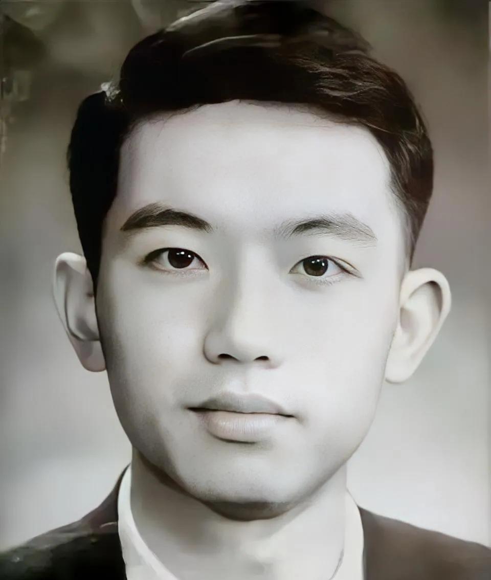 1956年，外交部的办公室里，几位领导正规劝一位21岁的青年，希望他能来外交部工