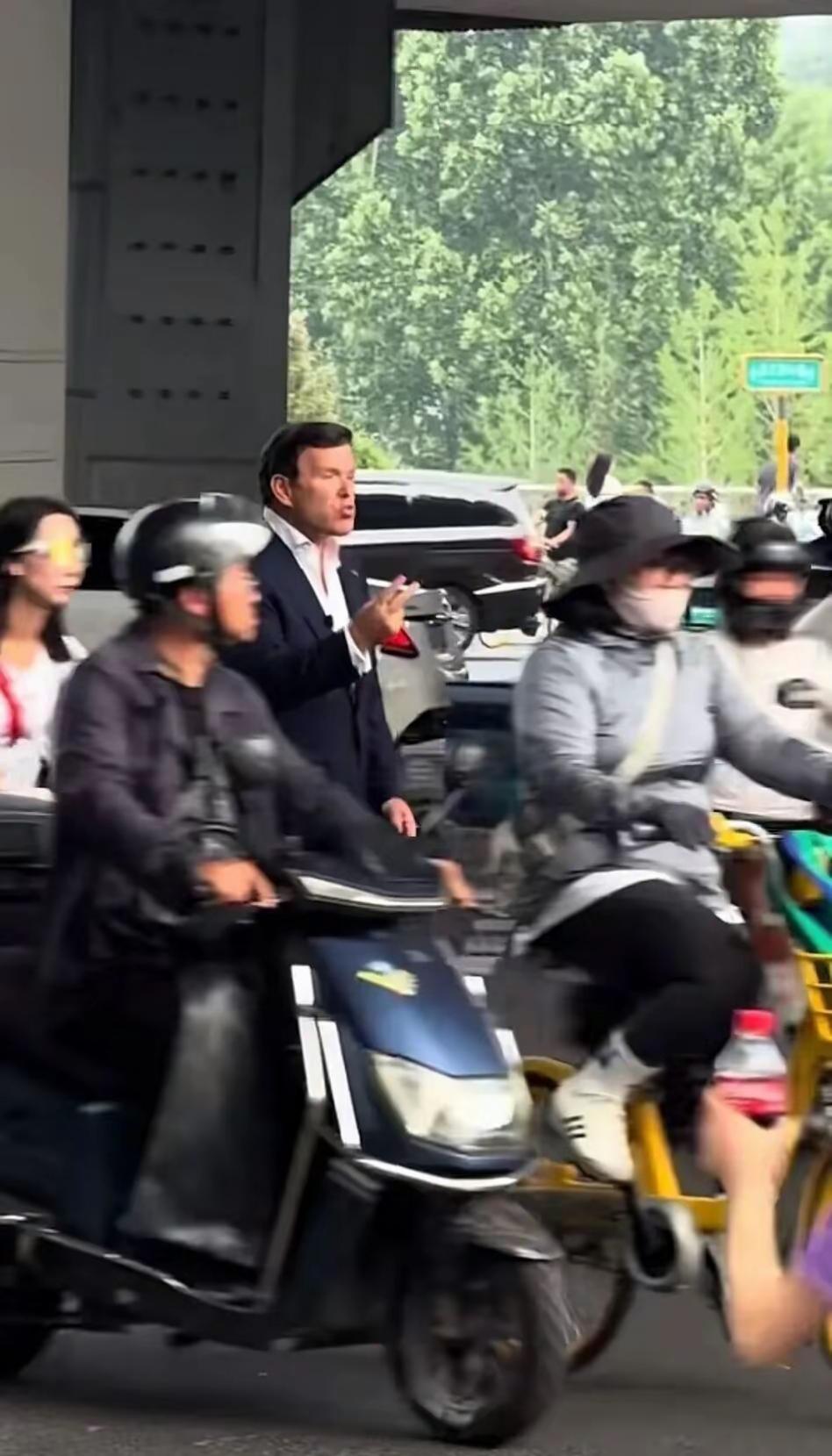 彻底翻车！美国福克斯主播在北京耍横抹黑中国，反被中外网友狠狠打脸