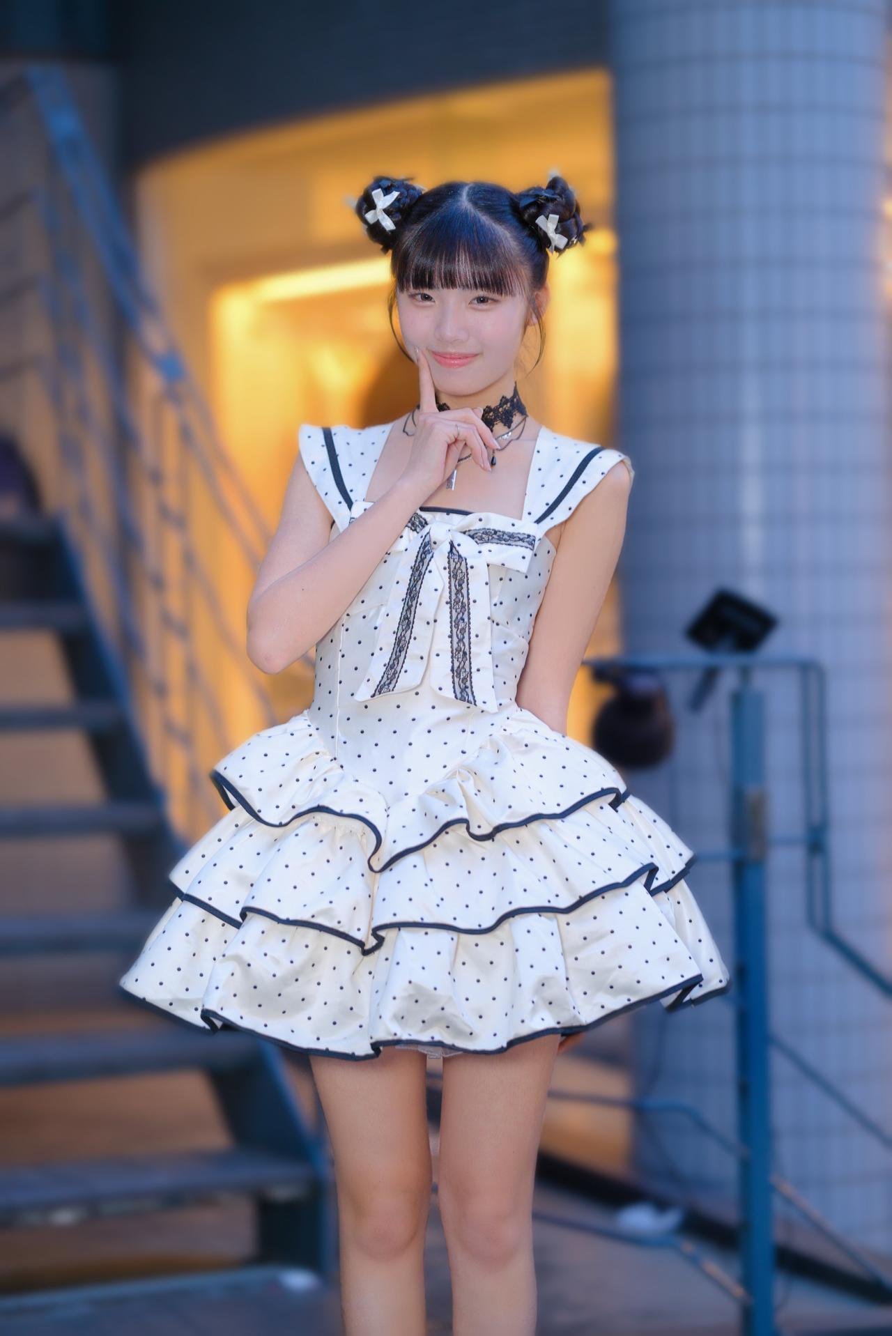 红妆美人倚栏，笑语盈盈。