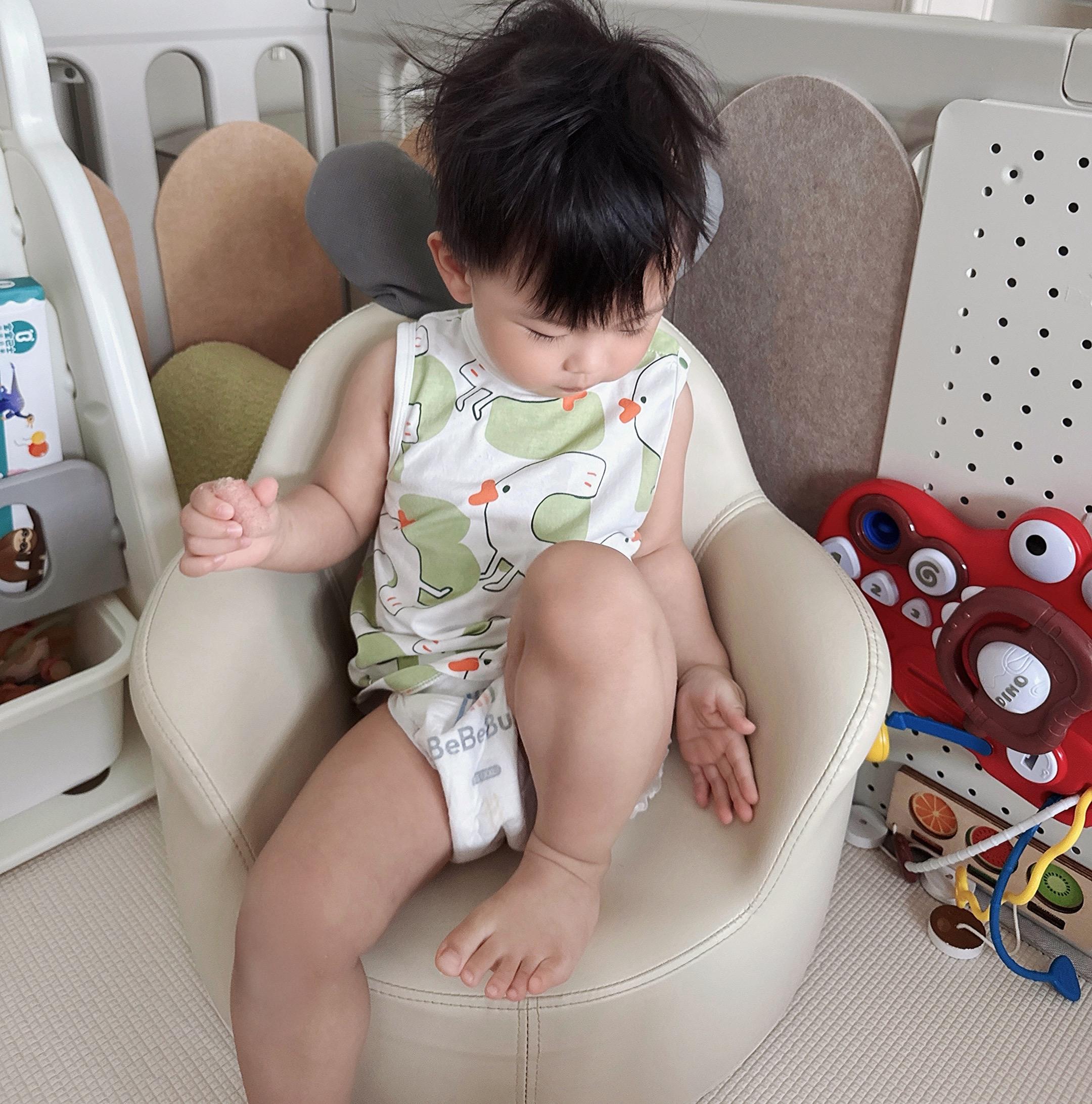 午睡起来  头发炸了 裤子也不穿了 满心满眼就是吃
