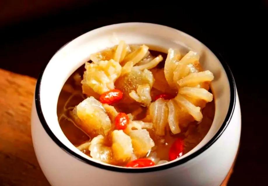牛鞭，富含蛋白质、脂肪、雄激素以及胶原蛋白，看似奇特的食物，实则蕴含庞大的能量，