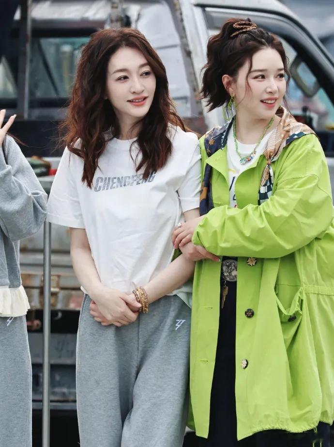 李小冉《浪姐》录制路透氛围感拉满，清新穿搭简约又时髦。字母T恤搭配灰色休闲长裤，