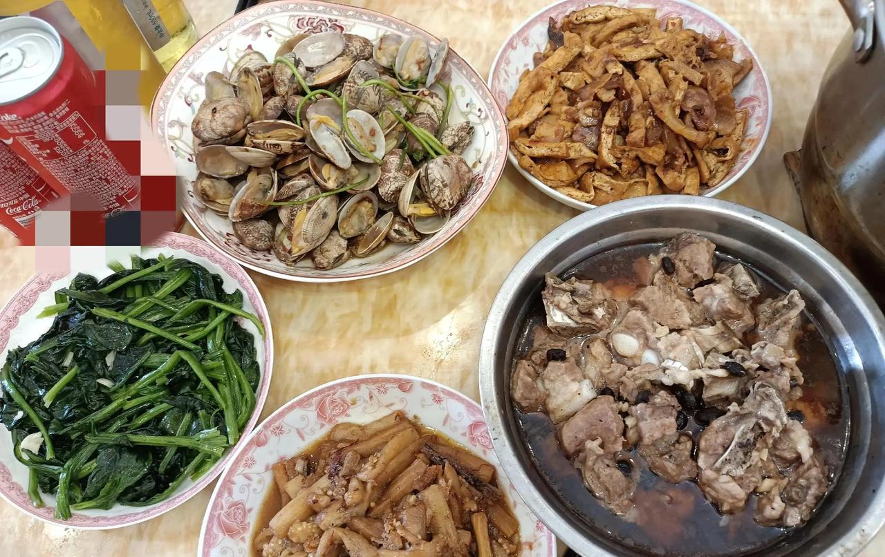 五一节出去旅游，去了表姐嫁的城市，我告诉她过她家坐坐，因为时间有点紧，就没有买礼