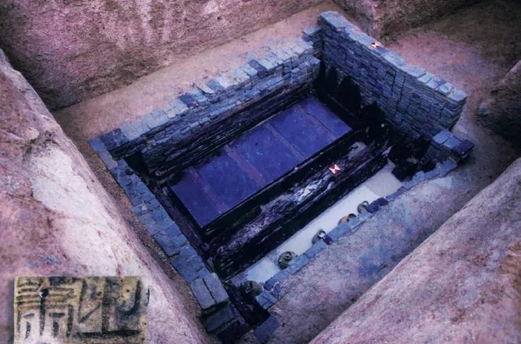 2017年，青岛一座西汉古墓发掘。开棺后众人大吃一惊：棺内不是白骨，不是烂泥，而