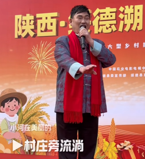 2月10日，“大衣哥”朱之文参加了陕西省榆林市绥德县的年货节活动，现场高歌一曲《