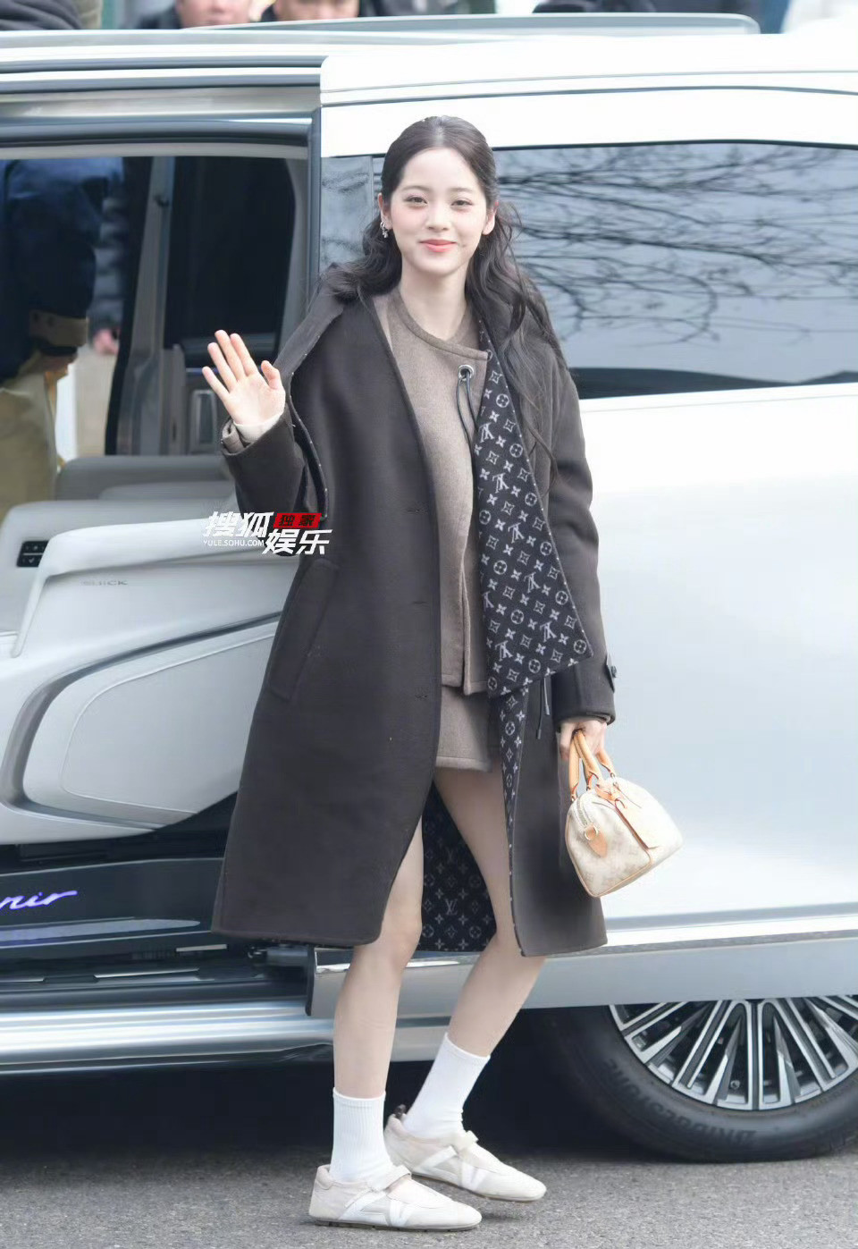 欧阳娜娜把LV搭得太好看，这双LVSneakerina玛丽珍鞋是点睛之笔，美