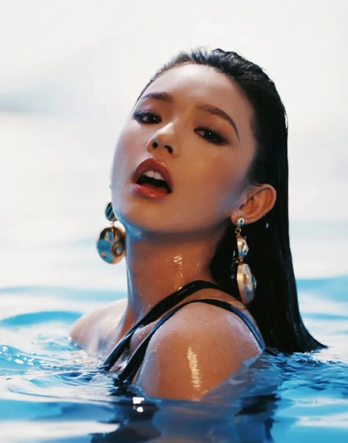 终于理解为什么周星驰在10万美女选择了林允，真是美人鱼走进现实，有种致命的吸引力