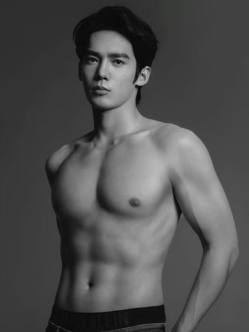 于适这是把真诚写在行动上！毫不扭捏展现完美身材，线条流畅如雕塑。羡慕现场粉丝能大