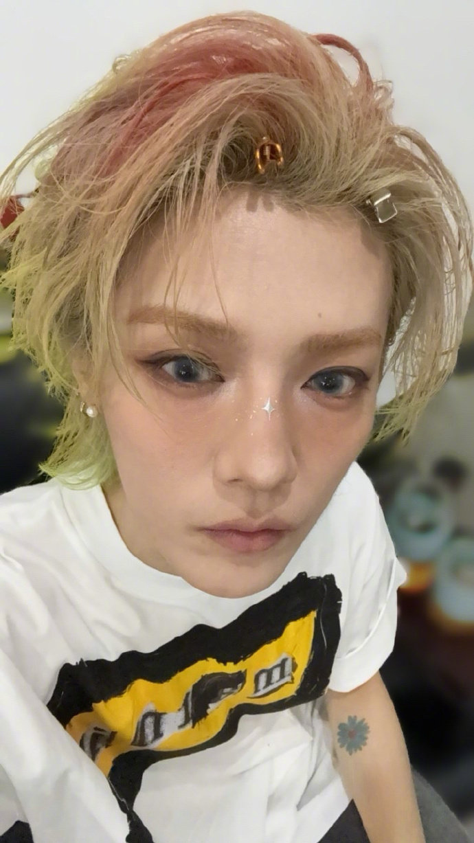 鹿晗晒照休息休息鹿晗又晒表了鹿晗晒照休息休息，是哦又晒表了呀，恭喜鹿哥又有新的