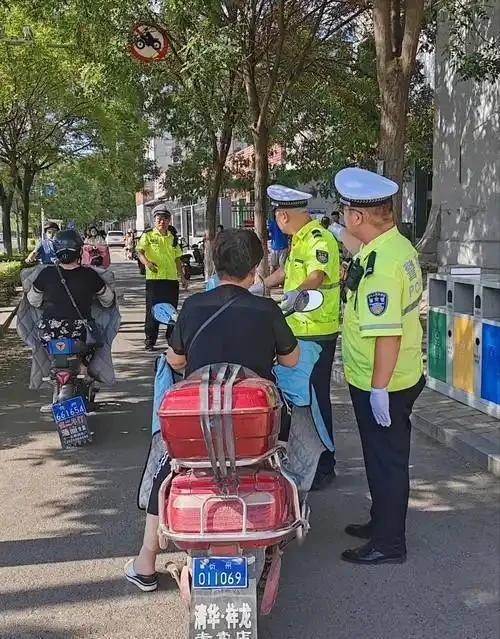 “罚20块钱我都认，可我能怎么办？”姑娘站在路口红了脸。交警按住电动车龙头，