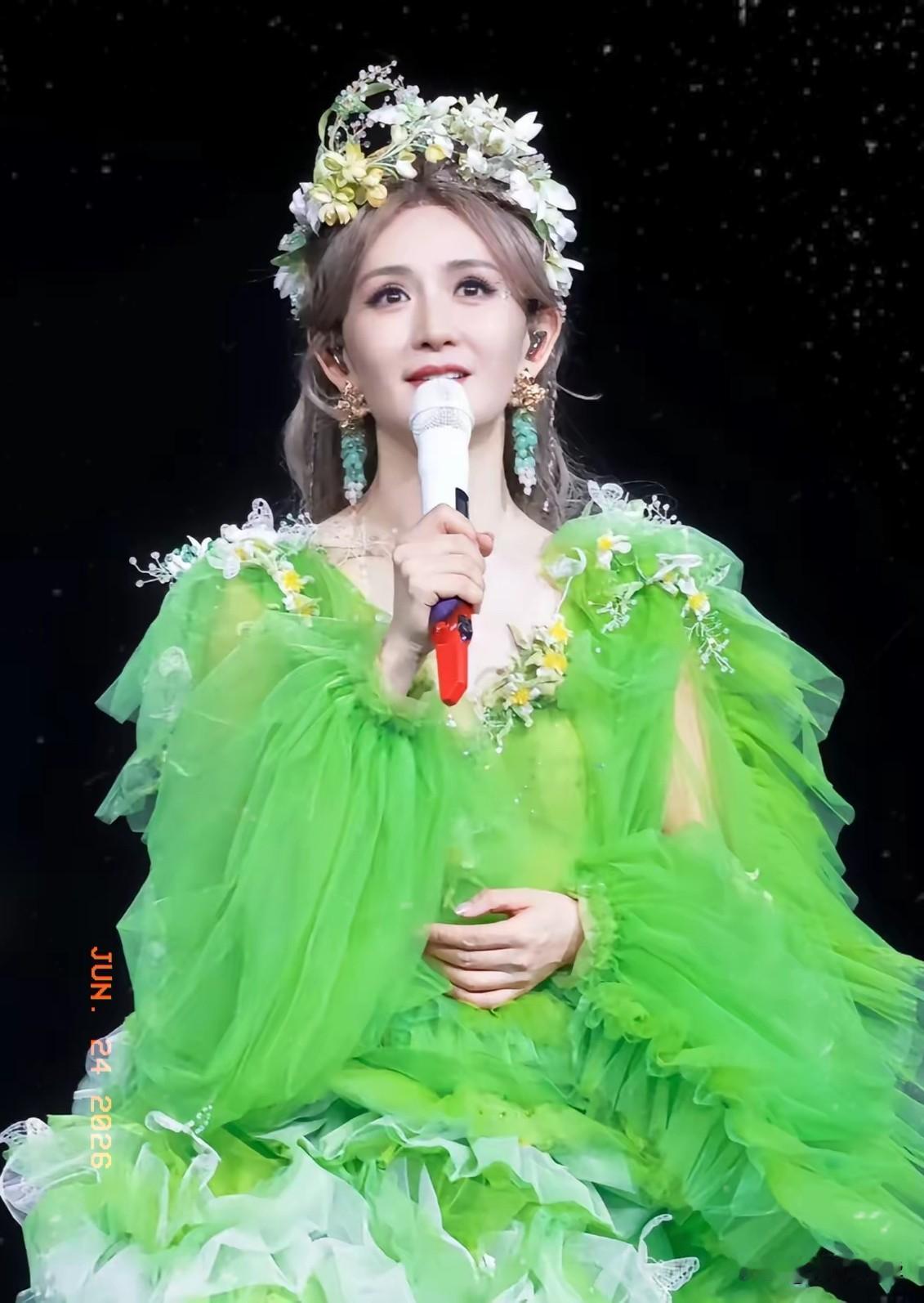 谢娜巡回演唱会的心愿，可能要泡汤了。不是没有粉丝买票，而是因为《人民日报》就谢