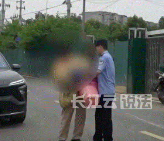 暖心了！武汉，一初三女孩独自扛着大包小包行李独自走在马路边上，执勤民警发现后，了